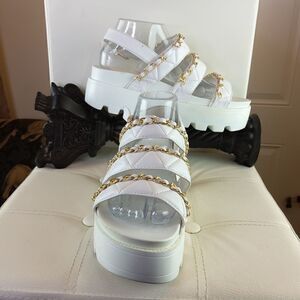 Alata White quilted platform sandals with gold chain
